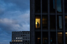 Βερολίνο: Εργαζόμενος σε συγκρότημα γραφείων μιλά στο τηλέφωνο