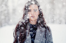 μελαχρινή κοπέλα σε χιονόπτωση