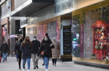 Πολίτες με μάσκα στο Λονδίνο