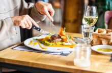 Η Μανίνα Ζουμπουλάκη γράφει για τα εστιατόρια που μας έχουν λείψει στην καραντίνα