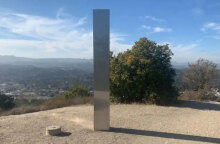 Παράξενος μεταλλικός μονόλιθος εντοπίστηκε σε βουνό στην Καλιφόρνια των ΗΠΑ