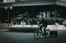 Πολίτης με μάσκα σε δρόμο της Γερμανίας