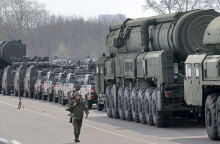 Ρώσος στρατιώτης περιπολεί δίπλα σε στρατιωτικά οχήματα στη Μόσχα