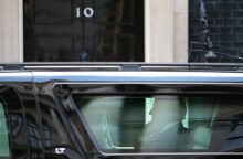 Ο Τζο Μπάιντεν στη λιμουζίνα του έξω από την Ντάουνινγκ Στριτ στο Λονδίνο