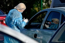 Στιγμιότυπο από τη διενέργεια drive through τεστ για τον κορωνοϊό