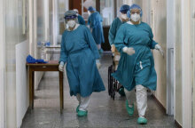 Νοσηλευτές και γιατροί με προστατευτικές στολές για τον κορωνοϊό σε νοσοκομείo στη Γερμανία