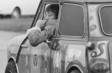 O John Lennon οδηγά το Radford Mini de Ville του George Harrison, Κεντ, 7 Νοεμβρίου 1967