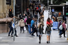 Στιγμιότυπο από την καθημερινότητα στην Αυστραλία - Πολίτες φορούν τη μάσκα τους 