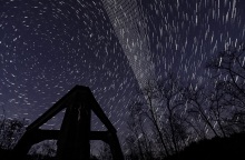 Δορυφόροι Starlink στον ουρανό πάνω από τη βάση ενός πρώην εργοστασίου θέρμανσης