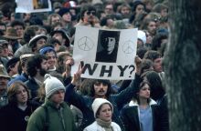 Fans του Τζον Λένον σε συγκέντρωση μετά την είδηση του θανάτου του