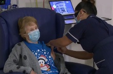 Ο πρώτος εμβολιασμός στη Μ. Βρετανία