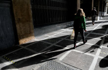 Πεζοί στο κέντρο της Αθήνας εν μέσω lockdown για τον κορωνοϊό