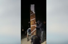 Μεταλλικός μονόλιθος στην Καλιφόρνια - Ομάδα καλλιτεχνών πίσω από την τοποθέτησή του στην κορυφή του βουνού