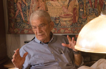 Ο Γιάννης Μπουτάρης στο γραφείο του στο κτήμα της Κυρ-Γιάννη στο Γιαννακοχώρι 