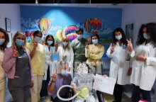 Πάτρα: Βγαίνει ο 8χρονος από τη ΜΕΘ στο νοσοκομείο Παίδων του Ρίου, με γιατρούς και νοσηλευτές να του κάνουν ένα συγκινητικό δώρο και να βγάζουν μαζί του μια αναμνηστική φωτογραφία