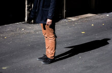 Άνδρας στέκεται στη μέση του δρόμου