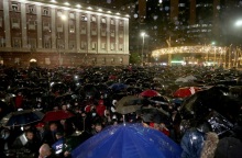 Στιγμιότυπο από τη χθεσινή συγκέντρωση διαμαρτυρίας στην Αλβανία