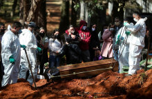 Βραζιλία: Ταφή ασθενούς με Covid-19 που πέθανε από επιπλοκές του κορωνοϊού