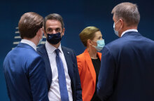 Ο πρωθυπουργός Κυριάκος Μητσοτάκης συνομιλεί με τον καγκελάριο της Αυστρίας Σεμπάστιαν Κουρτς στη Σύνοδο Κορυφής της ΕΕ στις Βρυξέλλες