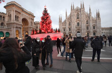 Μιλάνο: Κάτοικοι με μάσκα για τον κορωνοϊό βγάζουν φωτογραφίες με φόντο το χριστουγεννιάτικο δέντρο στην  Piazza del Duomo
