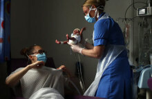 Νοσηλεύτρια δίνει το νεογέννητο μωρό στη μητέρα του