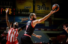 Ο Βασίλης Σπανούλης σε προσπάθειά του κόντρα σε παίκτες του Ερυθρού Αστέρα