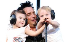 Ο τραγουδιστής Chris Cornell μαζί με τα παιδιά του στη συναυλία του στην Αθήνα το 2007