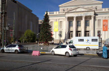 Κινητό κλιμάκιο του ΕΟΔΥ έξω από το Δημοτικό Θέατρο Πειραιά για drive through τεστ για τον κορωνοϊό