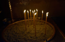 Αναμμένα κεριά σε εκκλησία