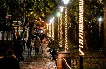 Χριστούγεννα 2020: Πολίτες περπατούν στη στολισμένη Φωκίωνος Νέγρη