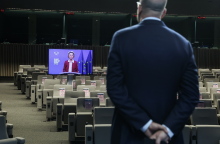 Ο Σαρλ Μισέλ παρακολουθεί ομιλία της Ούρσουλα φαν ντερ Λάινεν