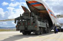 Εκτοξευτήρες S-400 φορτώνονται σε ρωσικό μεταγωγικό αεροσκάφος