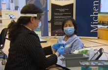 Η Ανίτα Κουίντατζεν, νοσηλεύτρια σε οίκο ευγηρίας, είναι το πρώτο άτομο που έκανε το εμβόλιο κατά του κορωνοϊού στον Καναδά