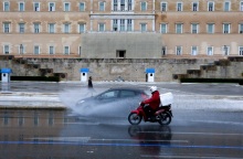 Στιγμιότυπο από τη βροχή στο κέντρο της Αθήνας 