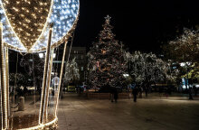 Το στολισμένο χριστουγεννιάτικο δέντρο στην πλατεία Συντάγματος