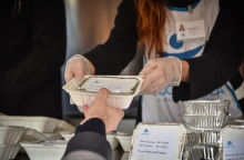 Η κινητή καντίνα του Project ARCA μοιράζει φαγητό 