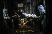 Μεταφορά ηλικιωμένης με κορωνοϊό από οίκο ευγηρίας στο Μπουένος Άιρες