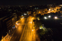 Άδειος ο δρόμος που περνά δίπλα από τον ναό του Ολυμπίου Διός στην Αθήνα