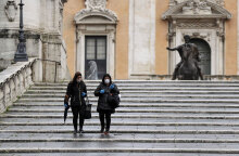 Γυναίκες με προστατευτική μάσκα για τον κορωνοϊό κατεβαίνουν τις σκάλες στο Καπιτώλιο με φόντο το άγαλμα του Μάρκου Αυρηλίου