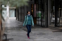 Γυναίκα με μάσκα 