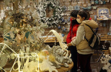 Χριστούγεννα 2020: Γυναίκες με μάσκα για τον κορωνοϊό μέσα σε κατάστημα με χριστουγεννιάτικα είδη στην Αθήνα