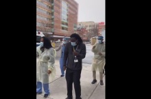 Γιατροί και νοσηλευτές χορεύουν κατά την άφιξη των εμβολίων