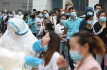 Πολίτες αναμένουν να κάνουν τεστ κορωνοϊού στην Ουχάν