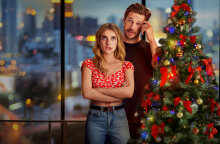 Emma Roberts και Luke Bracey στην ταινία Holidate ©Courtesy of Netflix