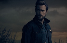 Ο Αλεξάντερ Σκάρσγκαρντ υποδύεται τον Ράνταλ Φλαγκ στη σειρά «The Stand»