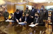 Στιγμιότυπο από την υπογραφή της σύμβασης