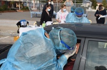 Στιγμιότυπο από την πραγματοποίηση rapid test μέσα στο αυτοκίνητο