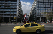 Πλατεία Συντάγματος: Ταξί περνά μπροστά από τον χριστουγεννιάτικο αρκούδο στην αρχή της Ερμού