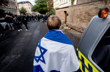 Νεαρός με τη σημαία του Ισραήλ στην πλάτη μπροστά από την εβραϊκή συναγωγή στη γερμανική πόλη Χάλλε