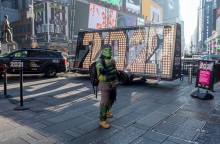 Άνθρωπος-μασκότ του σούπερ ήρωα Χαλκ, στην πλατεία Times Square στη Νέα Υόρκη